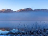 Sonnenbeschienene Chiemgauer Berge und Nebel überm Walchsee